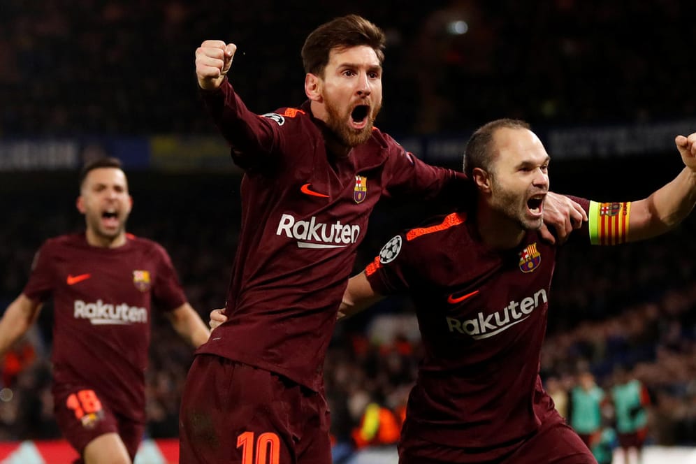Lionel Messi (l.) jubelt mit Andreas Iniesta: Eine Kombination der Superstars brachte Barcelona den Ausgleich.