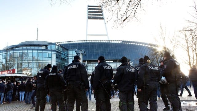 Die Polizei vor dem Bremer Weserstadion.