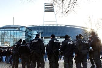 Die Polizei vor dem Bremer Weserstadion.
