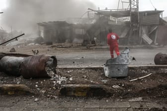 Sanitäter vom Roten Halbmond in Ost-Ghuta: Seit Montag sind durch Angriffe der syrischen Armee 250 Menschen getötet und 1200 verletzt worden.