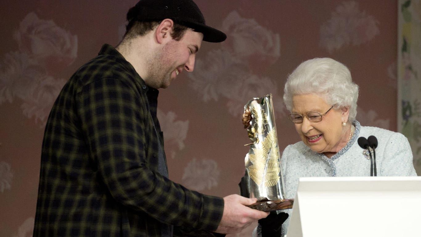 Die britische Königin Elisabeth II. verleiht Designer Richard Quinn den neu geschaffenen Preis "Queen Elizabeth II Award for British Design".