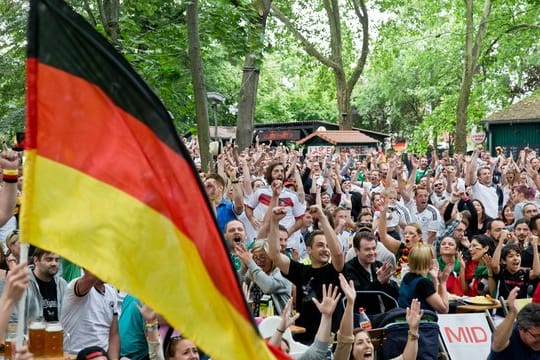 Fans jubeln während der Übertragung eines WM-Spiels in einem Biergarten.