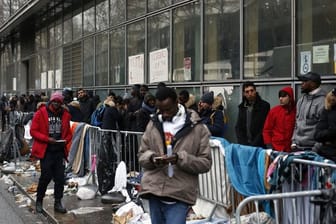 Flüchtling stehen in Paris an, um Asyl zu beantragen.