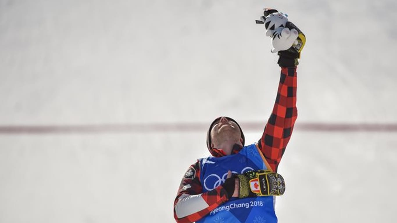 Der Kanadier Brady Leman freut sich über seinen Sieg im Skicross.