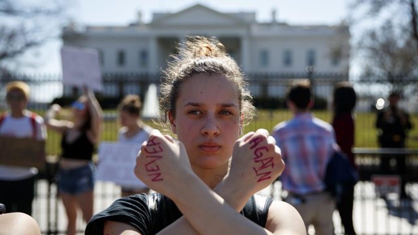 Schüler nehmen vor dem Weißen Haus in Washington an einer Solidaritätskundgebung für die Opfer des Massakers von Parkland teil.