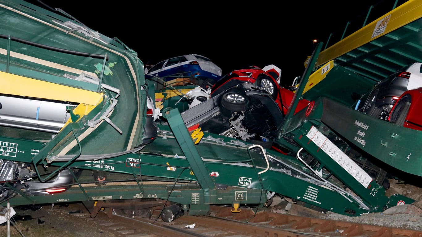 Entgleiste Waggons eines Autotransporters und kaputte Wagen liegen auf einer Bahnstrecke: In Cuxhaven ist ein Autotransportzug mit einem anderen Güterzug zusammengestoßen.