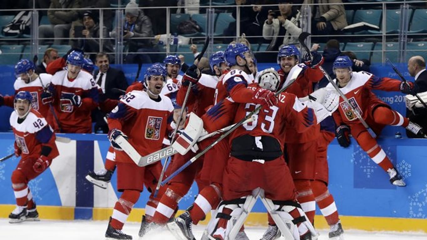 Die Spieler aus Tschechien stürmen jubelnd aufs Eis, nachdem ihr Team im Penaltyschießen gewonnen hat.