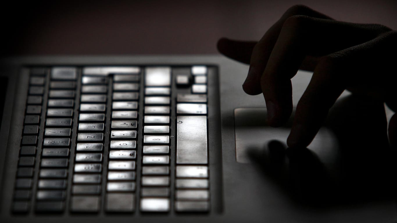 Ein Mann arbeitet an der Tastatur eines Laptops: Eine Sicherheitsfirma aus Kalifornien hat eine neue Hackergruppe aus Nordkorea identifiziert. (Symbolbild)