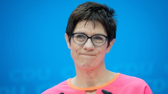 Die CDU-Vorsitzende und Kanzlerin Merkel hat Annegret Kramp-Karrenbauer als künftige Generalsekretärin vorgeschlagen. Die CDU-Vorsitzende und Kanzlerin Merkel hat Annegret Kramp-Karrenbauer als künftige Generalsekretärin vorgeschlagen.