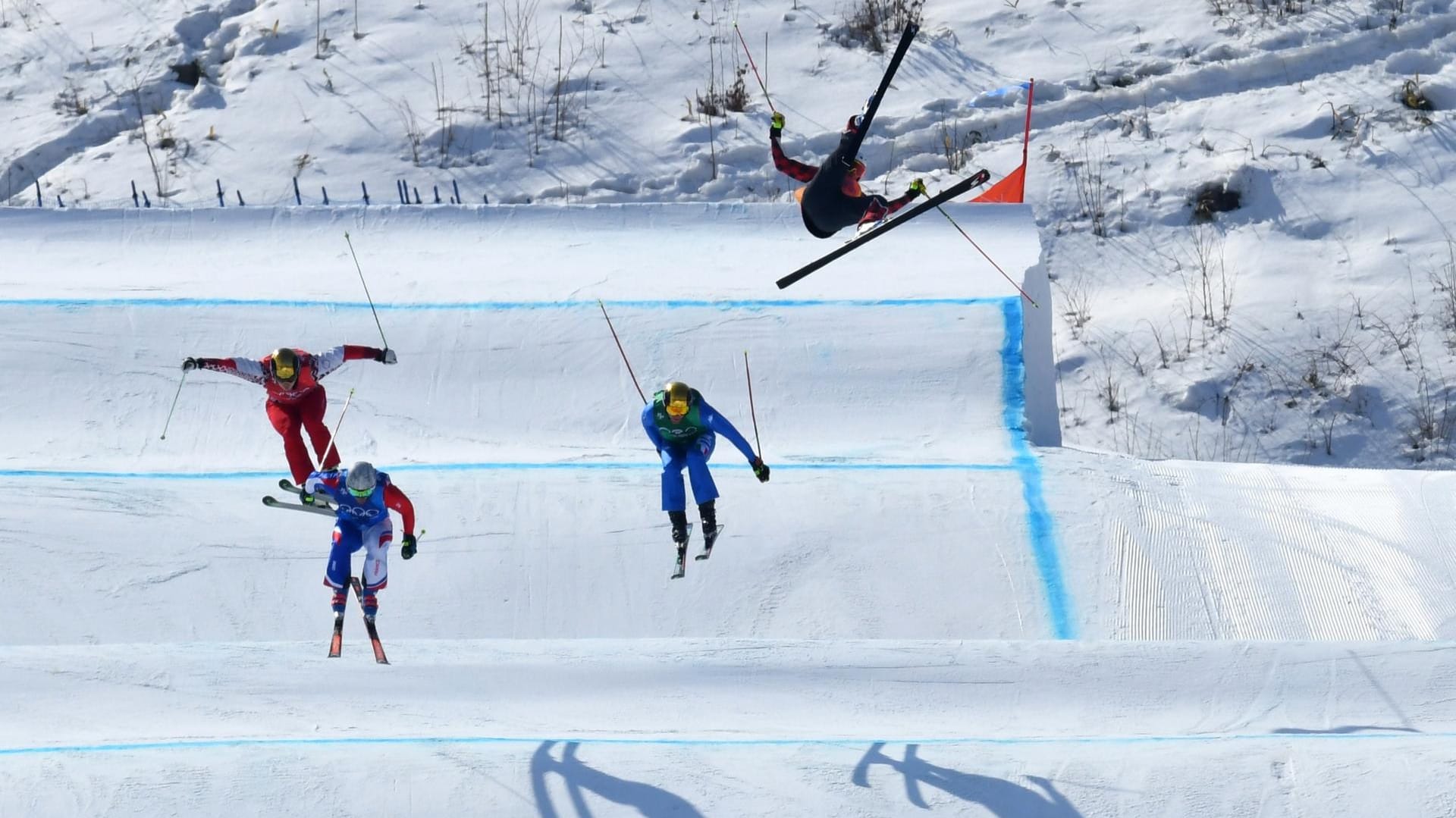 Einer der Horror-Stürze im Skicross: Christopher Delbosco (r.) flog mehr als 30 Meter durch die Luft und verletzte sich schwer. Einer der Horror-Stürze im Skicross: Christopher Delbosco (r.) flog mehr als 30 Meter durch die Luft und verletzte sich schwer.