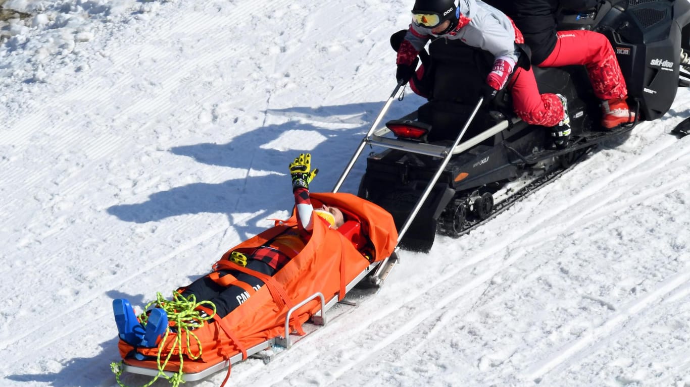 Christopher Delbosco: Hier wird der verletzte Skicrosser abtransportiert.