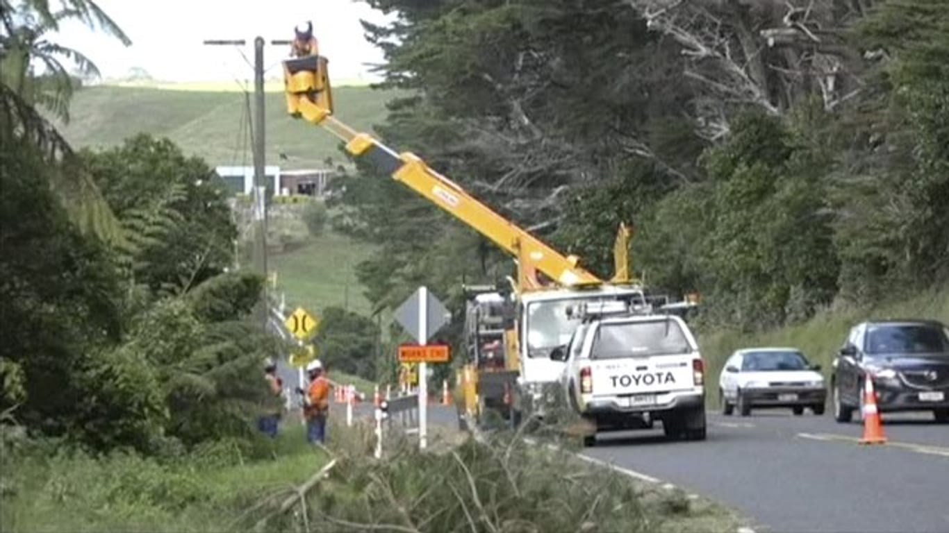 Taranaki: Dieses Videostandbild von TV Neuseeland zeigt Arbeiter bei der Instandsetzung von Stromleitungen, die durch den Zyklon stark beschädigt wurden.