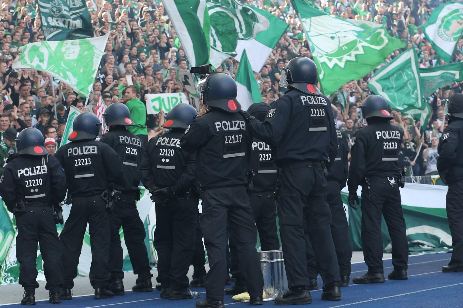 Polizeikräfte vor der Bremer Fankurve: Die DFL muss sich an den Kosten für Polizeieinsätze bei Hochrisikospielen künftig beteiligen.