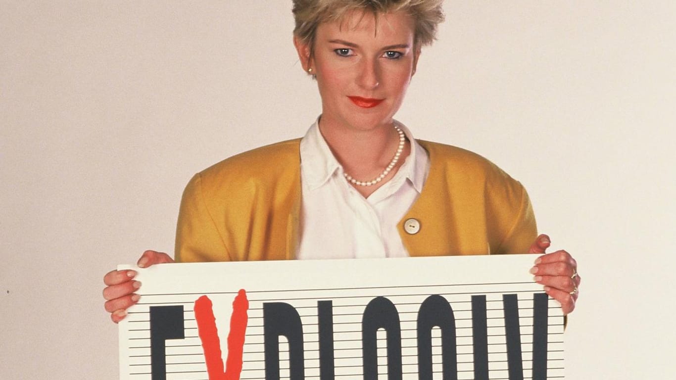 Barbara Eligmann posiert 1992 mit dem Logo der Sendung "Explosiv".