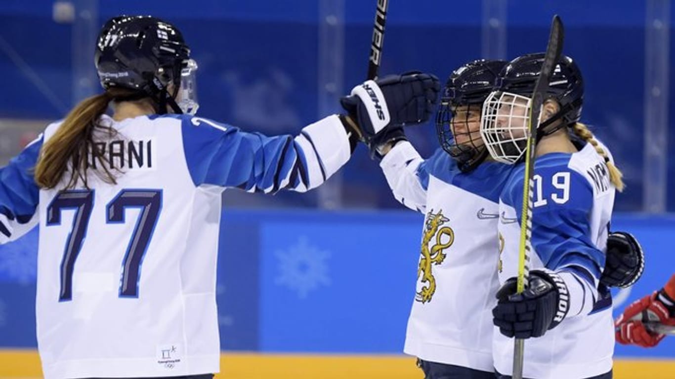 Finnlands Eishockey-Frauen feiern den Sieg im Spiel um Platz drei.