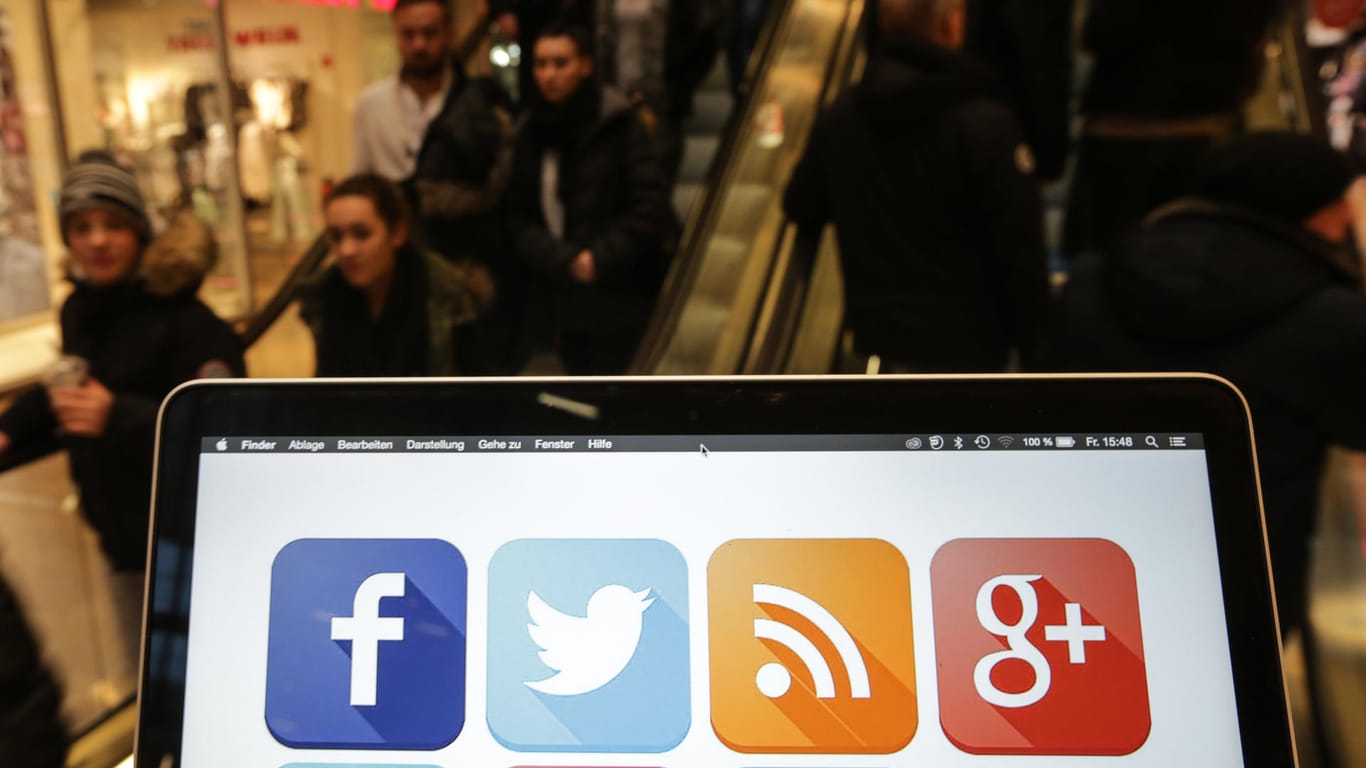 Ein Laptop mit Social Media Icons steht im Foyer eines Einkaufszentrums: Eine Amerikanerin macht die Konzerne Facebook, Twitter und Google für die Anschläge von Paris mitverantwortlich. (Symbolbild)