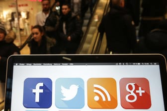 Ein Laptop mit Social Media Icons steht im Foyer eines Einkaufszentrums: Eine Amerikanerin macht die Konzerne Facebook, Twitter und Google für die Anschläge von Paris mitverantwortlich. (Symbolbild)