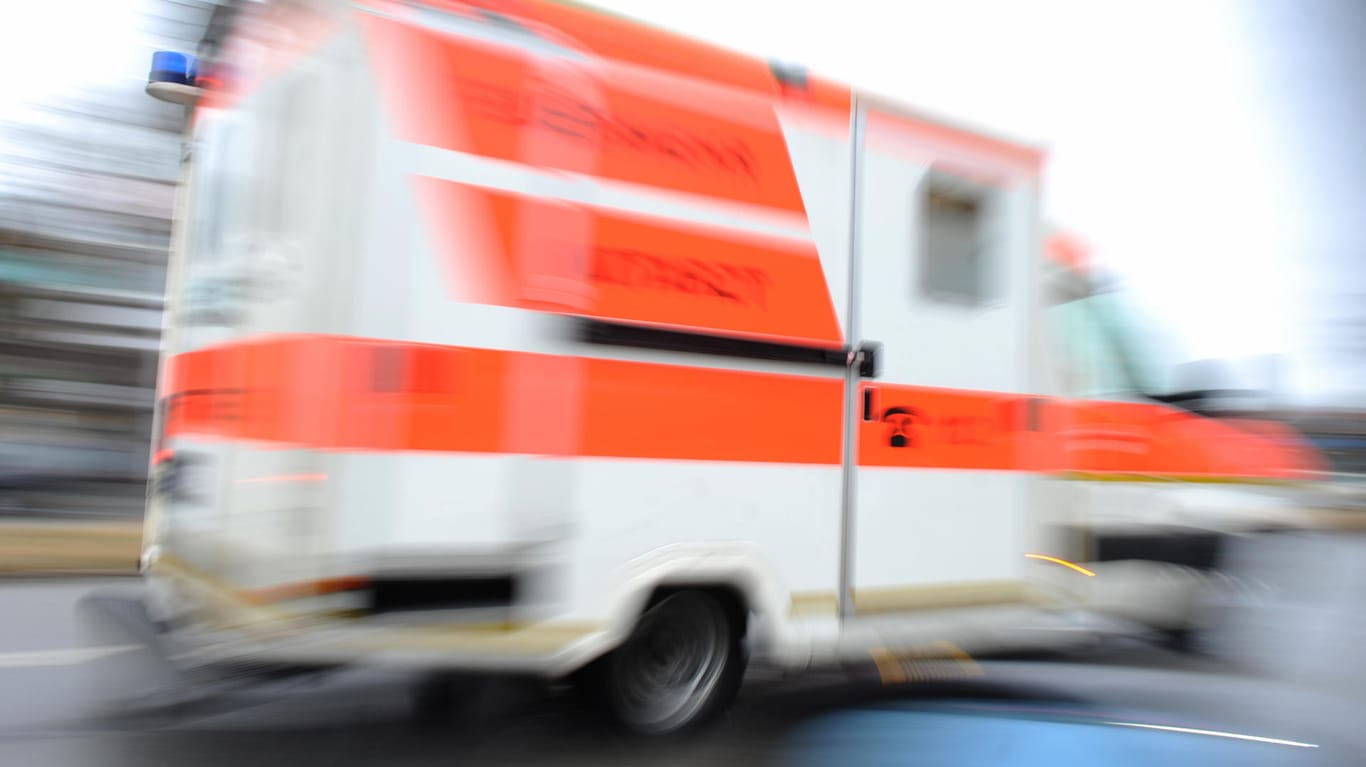 Ein Rettungswagen fährt während eines Einsatzes über eine Straße: Bei einem Rettungseinsatz in Duisburg versammelten sich knapp 150 Schaulustige. (Symbolbild)