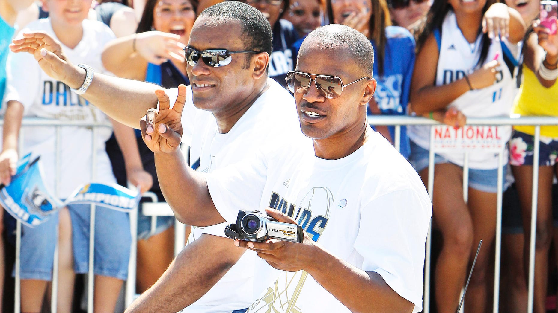 Ex-Mavs-Geschäftsführer Terdema Ussery (li.) mit Hollywoodstar Jamie Foxx auf der Meisterparade der Texaner 2011.