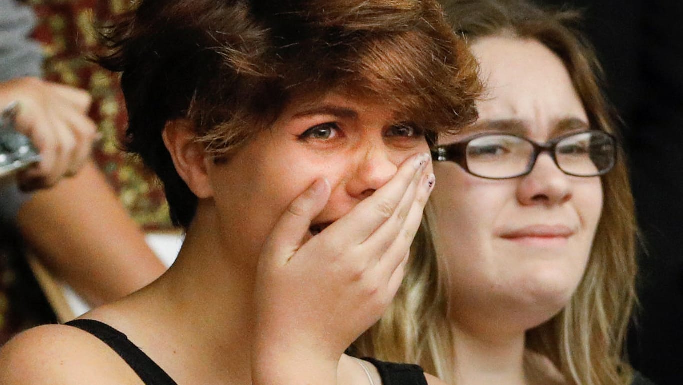 Sheryl Acquaroli (l.) und Ashley Santoro haben das Massaker an der Marjory Stoneman Douglas High School überlebt. Die Abstimmung im Parlament von Florida machte die Schülerinnen fassungslos.