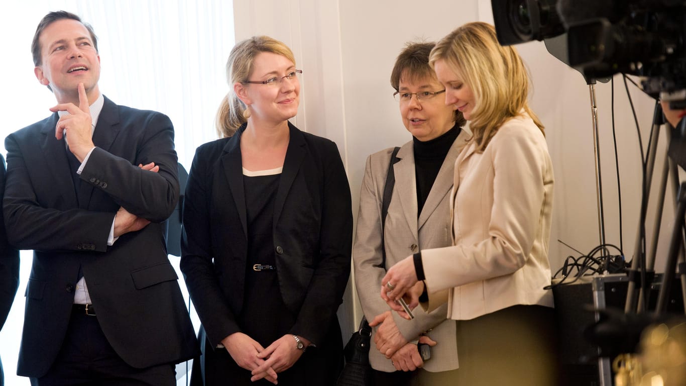 Büroleiterin Beate Baumann (2.v.r.) und Beraterin Eva Christiansen (r): Die beiden gehören zu Merkels wichtigsten Vertrauten.