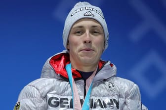 Eric Frenzel: Der Olympiasieger versuchte den Zahn-Unfall bei der Medaillenvergabe zu verbergen.