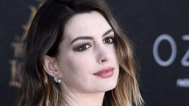 Anne Hathaway 2016 bei der Premiere von "Alice Through the Looking Glass".