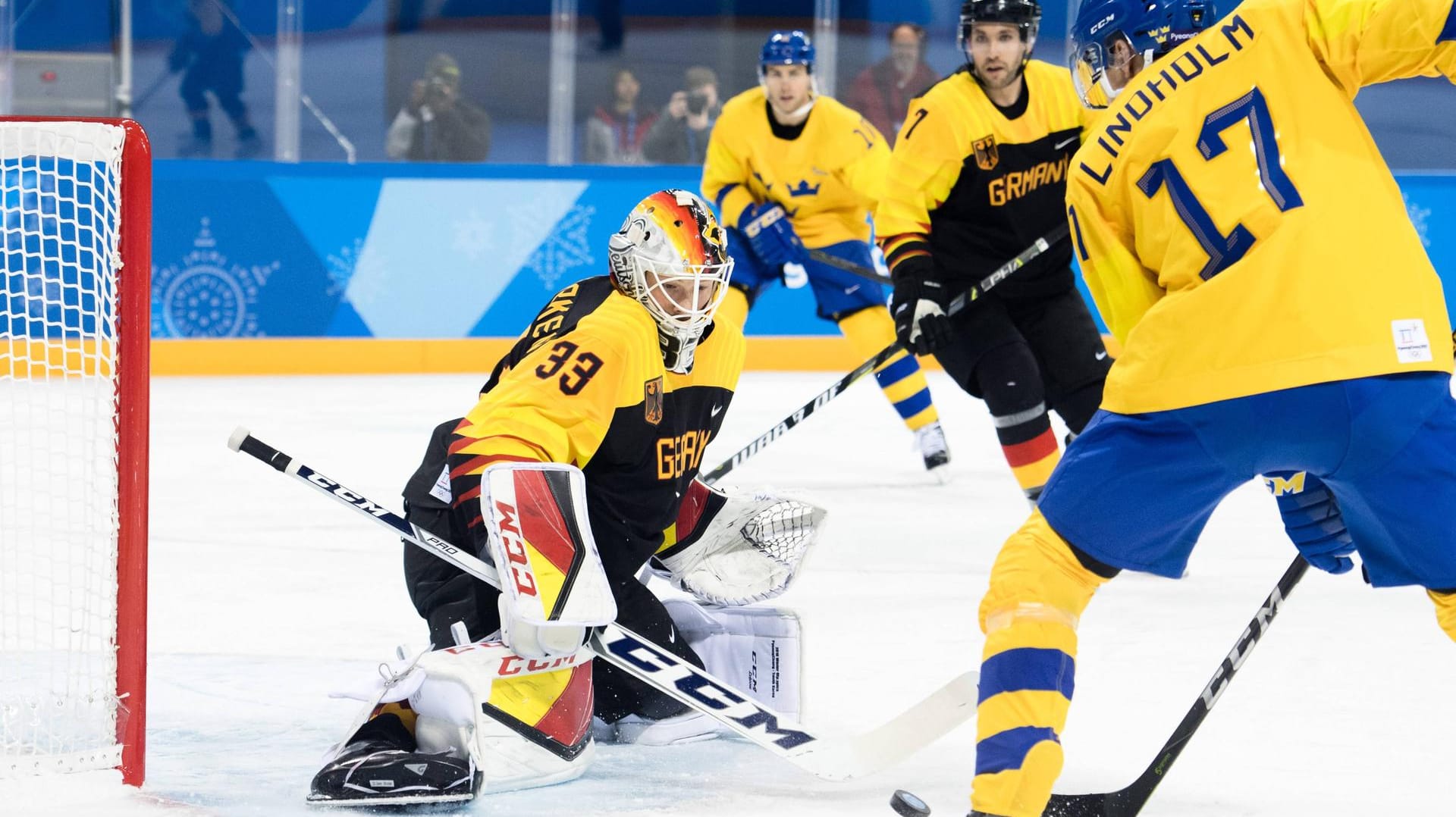 Deutschlands Goalie Danny aus den Birken: Gegen Schweden hielt er den Kasten lange sauber und zeigte eine starke Leistung.