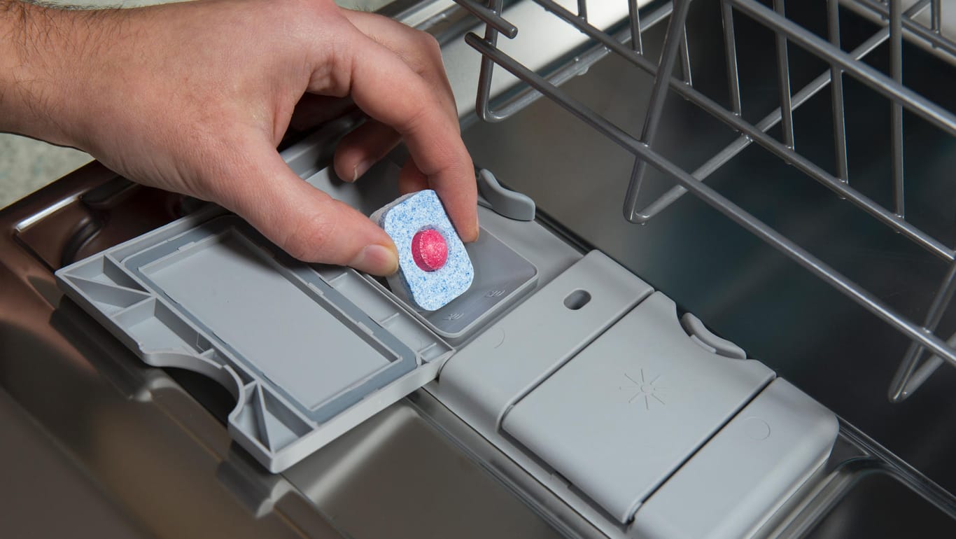 Reinigungs-Tab für die Spülmaschine: In einem Test schnitten günstige Tabs meist besser ab als teure Markenprodukte.