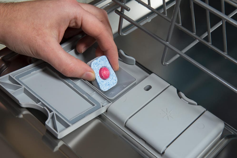 Reinigungs-Tab für die Spülmaschine: In einem Test schnitten günstige Tabs meist besser ab als teure Markenprodukte.