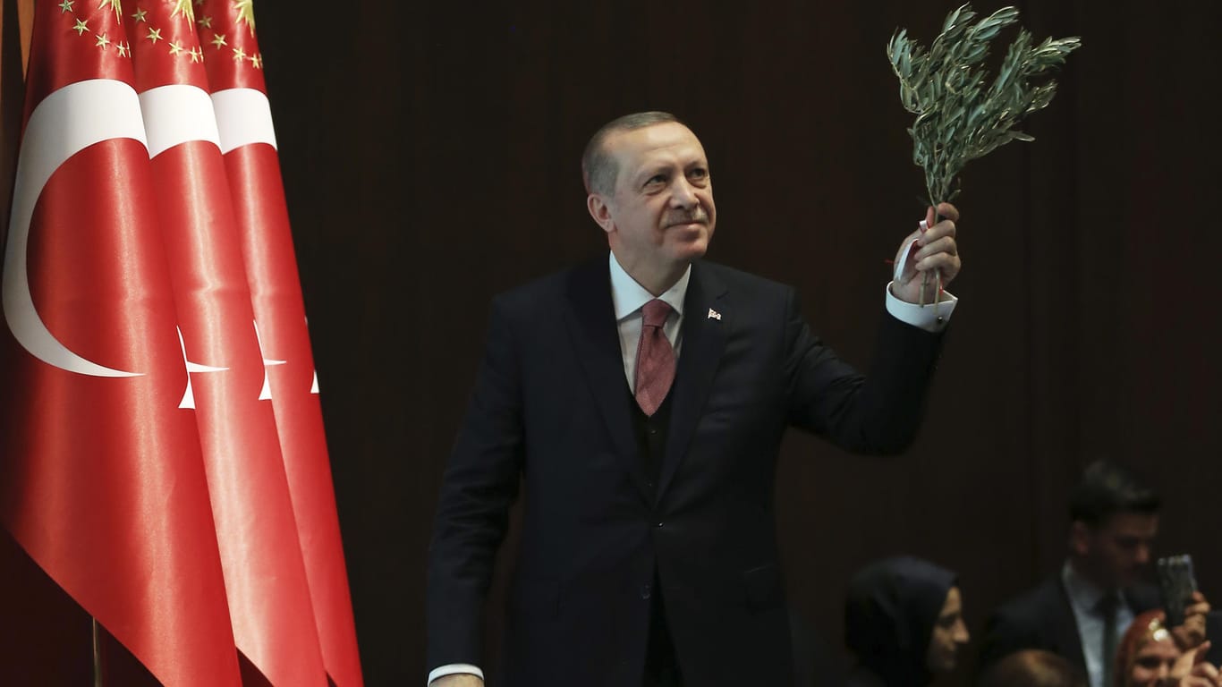 Recep Tayyip Erdogan mit einem Olivenzweig in der Hand: Der türkische Staatspräsident hat eine Belagerung der von kurdischen Milizen kontrollierte syrische Stadt Afrin angekündigt.