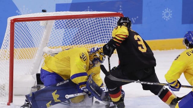 Patrick Reimer (r) erzielte gegen Viktor Fasth aus Schweden den Siegtreffer zum 4:3.