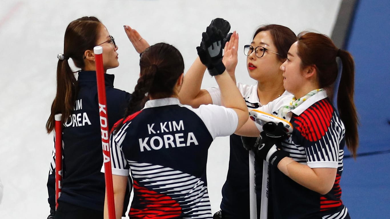 Feiern ihren Sieg gegen die Olympischen Athleten aus Russland (OAR): Kim Eun-jung, Kim Kyeong-ae, Kim Seon-yeong und Kim Cho-hi (v.l.).