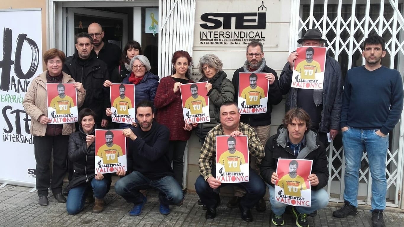 Rapper-Verurteilung empört Spanien: Mitglieder der Vereinigung STEI halten Plakate zur Unterstützung des spanischen Rappers Josep Miquel Arenas (Valtonyc) hoch. Arenas wurde wegen seiner Lieder verurteilt.