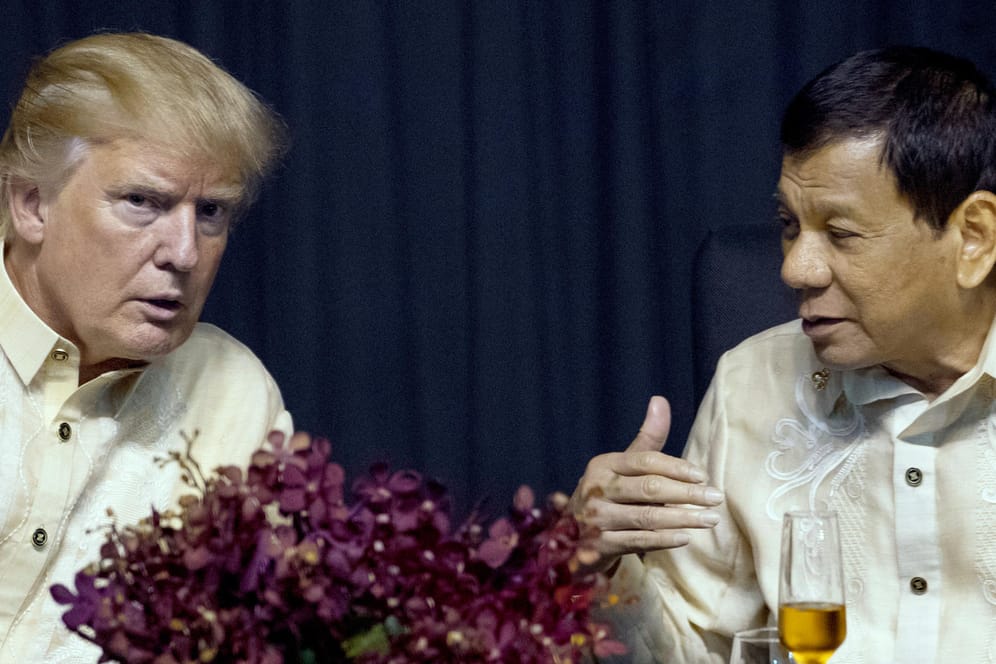 Kommen beide im Amnesty-Bericht nicht gut weg: US-Präsident Donald Trump (li.) und der philippinische Präsident Rodrigo Duterte.
