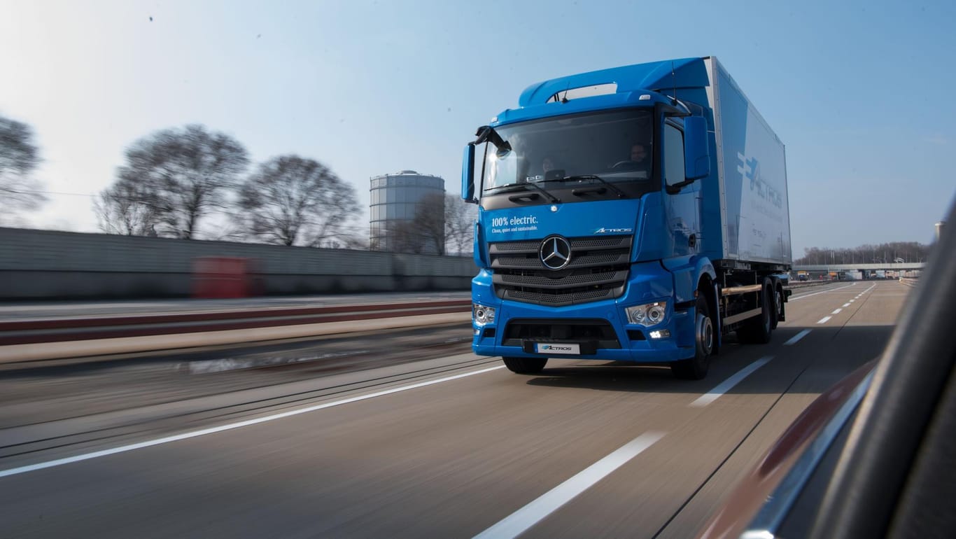 Elektro-Lkw: Ein Elektro-Lastwagen eActros von Mercedes-Benz fährt auf der Daimler-Teststrecke.