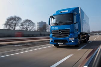 Elektro-Lkw: Ein Elektro-Lastwagen eActros von Mercedes-Benz fährt auf der Daimler-Teststrecke.
