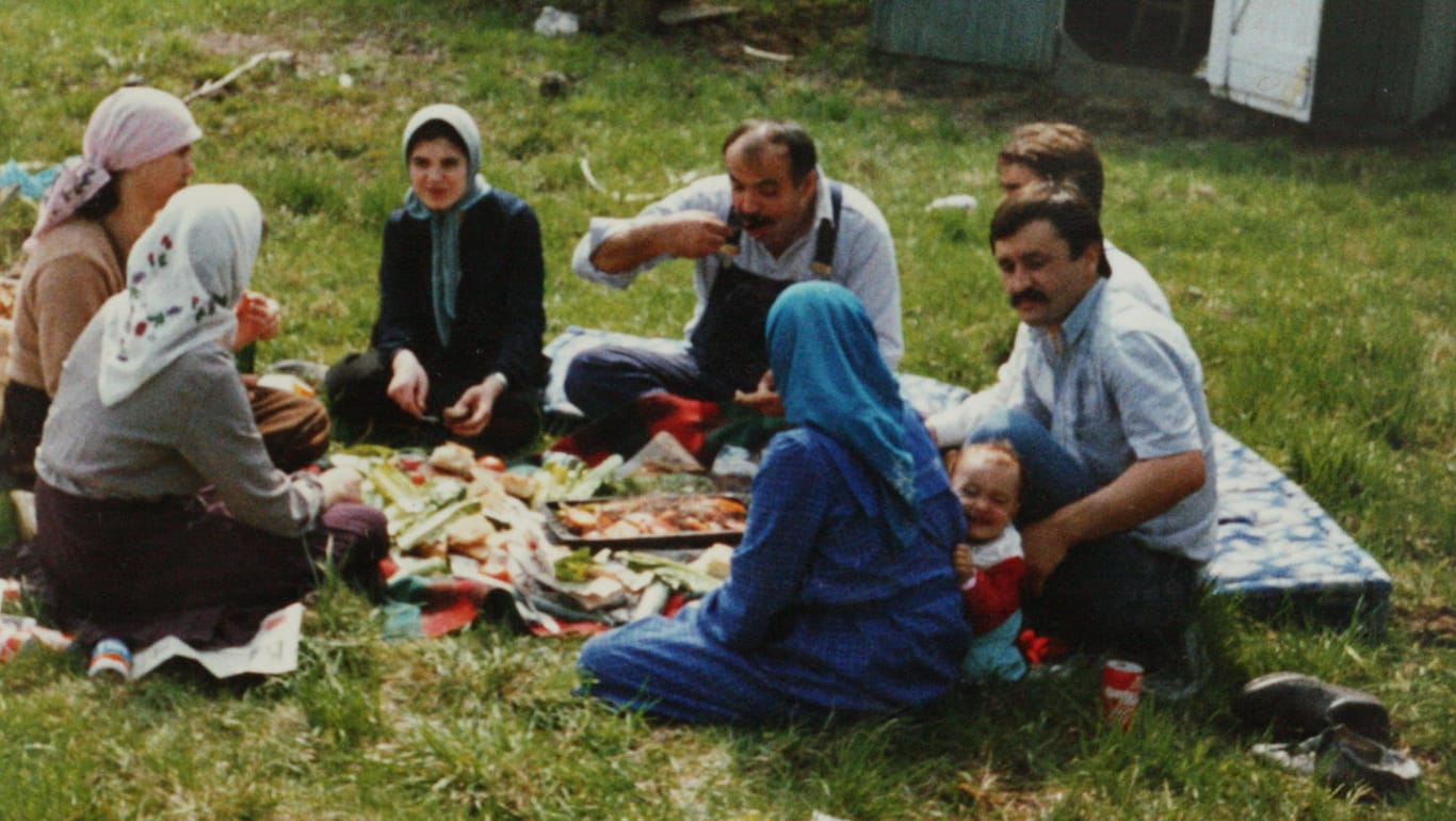 Die Familie Şimşek bei einem Picknick: Der Mord am Vater zerbrach die heile Welt der Familie.