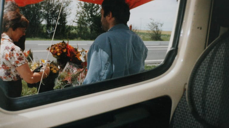 Enver Şimşek an einem seiner Blumenstände: Er wurde an seinem Arbeitsplatz ermordet.