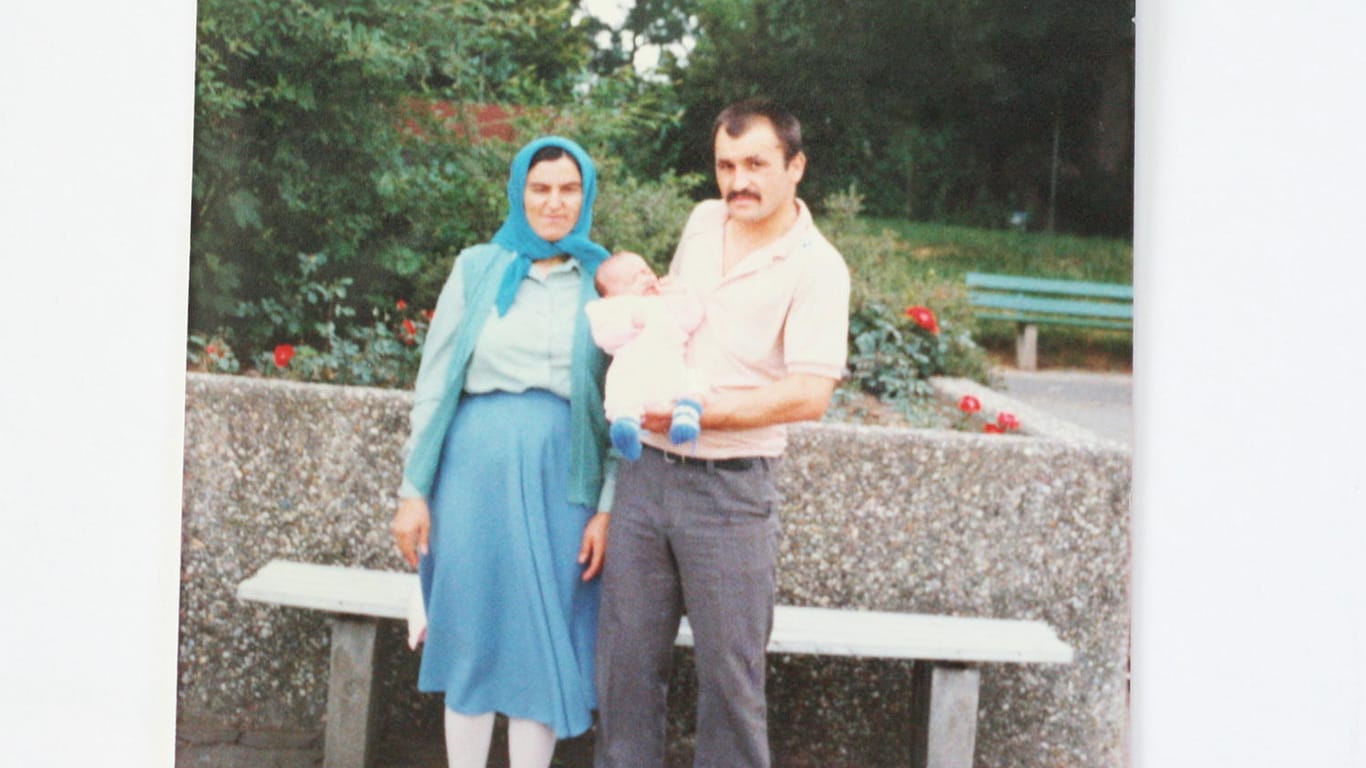 Enver Şimşek mit seiner Frau Adile und dem gemeinsamen Kind: Das Familienalbum zeigt Einblicke in glückliche Momente.