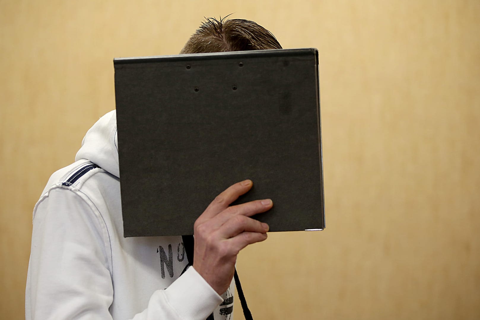 Der 38-jährige Angeklagte im Gerichtssaal: Er wurde nach seinem tödlichen Angriff mit einem Samurai-Schwert "nur" wegen Körperverletzung mit Todesfolge verurteilt.