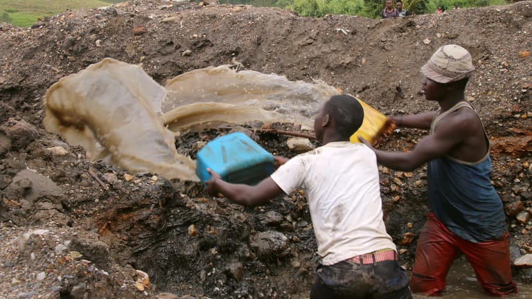Minenloch im Kongo: Oft müssen Kinder Rohstoffe in dem afrikanischen Land abbauen.