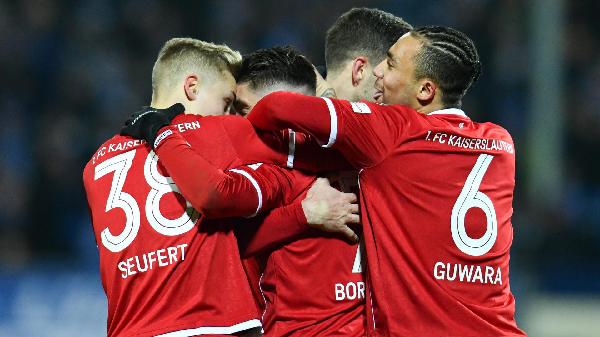 Hoffnung auf den Klassenerhalt lebt: Die FCK-Profis feiern den Sieg bei den Lilien. Hoffnung auf den Klassenerhalt lebt: Die FCK-Profis feiern den Sieg bei den Lilien.