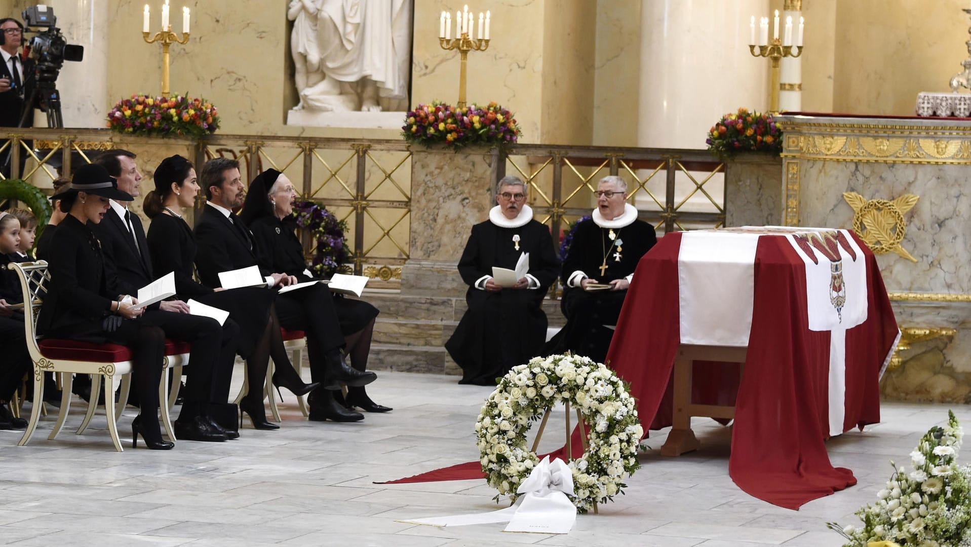 Prinzessin Marie, Prinz Joachim, Kronprinzessin Mary, Kronprinz Federik und Königin Margrethe nehmen an der Trauerfeier von Prinz Henrik in der Christainsborg Castle Kirche teil.