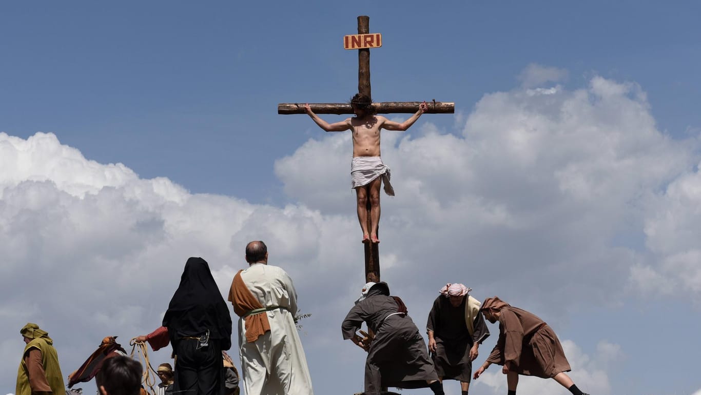 Nachgestellte Kreuzigung Jesu: Im spanischen Dorf Hiendelaencina ist das ein österliches Ritual.