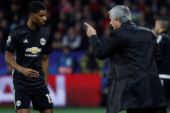 Klare Ansage: Manchester-United-Coach Jose Mourinho (r.) im Zwiegespräch mit Marcus Rashford während der Partie in Sevilla.