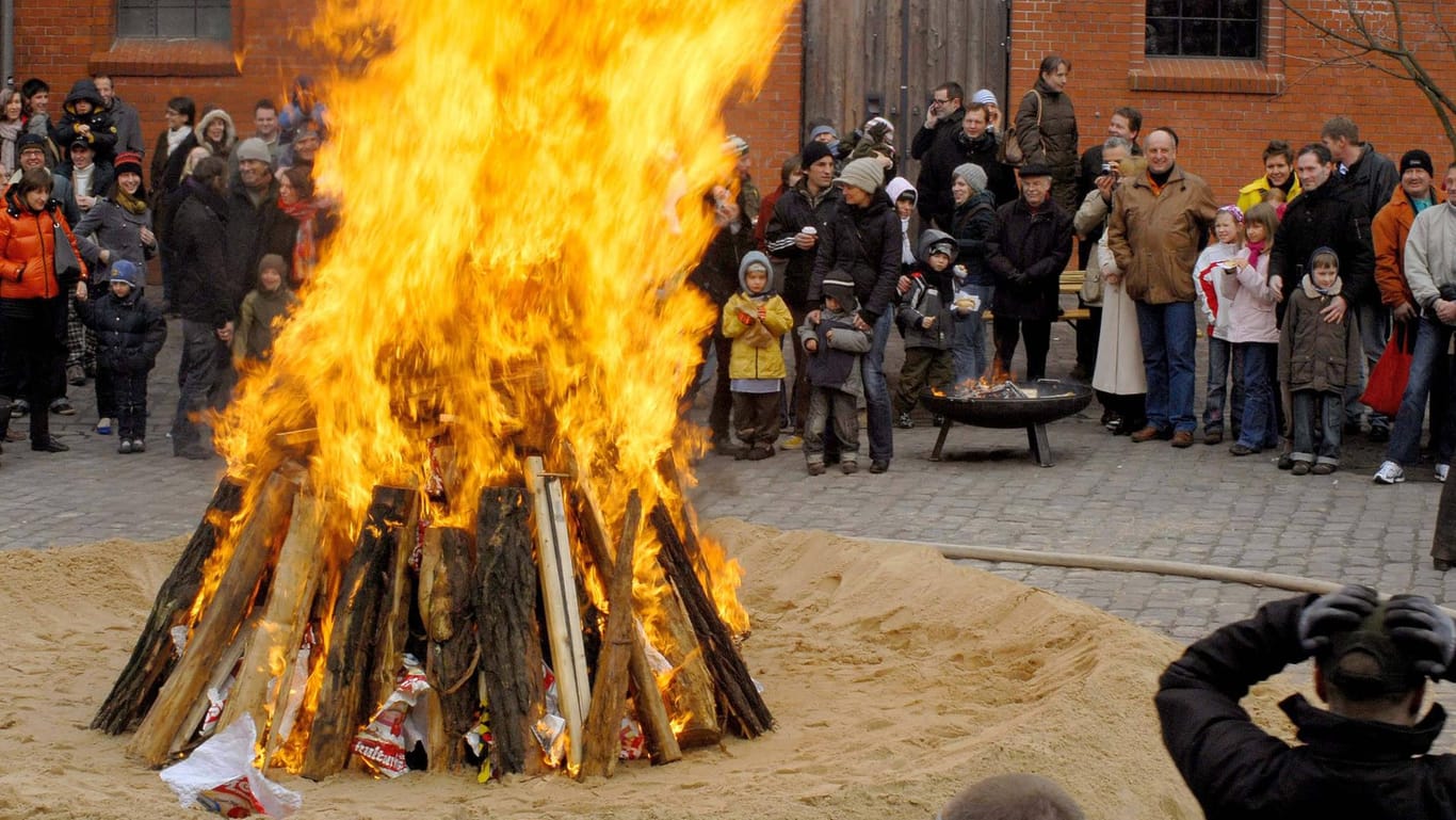 Osterfeuer: Die Tradition ist jahrhundertealt und hat sich bis heute gehalten.