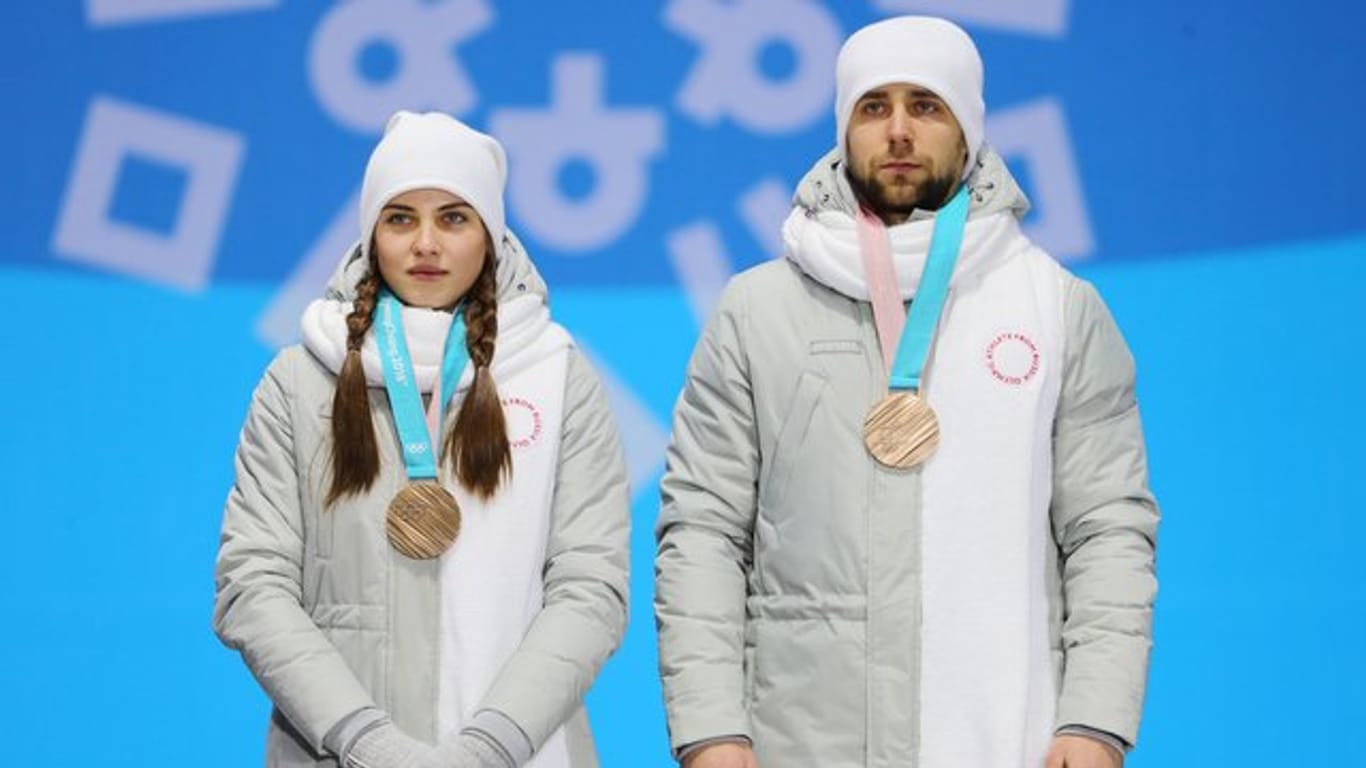 Alexander Kruschelnizki (r) hatte mit Anastassija Brysgalowa Bronze beim Curling-Mixed für das Team "Olympische Athleten aus Russland" gewonnen.
