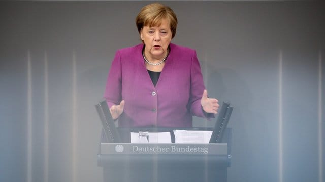 Angela Merkel gibt im Bundestag eine Regierungserklärung zum EU-Gipfel ab. Angela Merkel gibt im Bundestag eine Regierungserklärung zum EU-Gipfel ab.