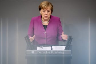 Angela Merkel gibt im Bundestag eine Regierungserklärung zum EU-Gipfel ab.